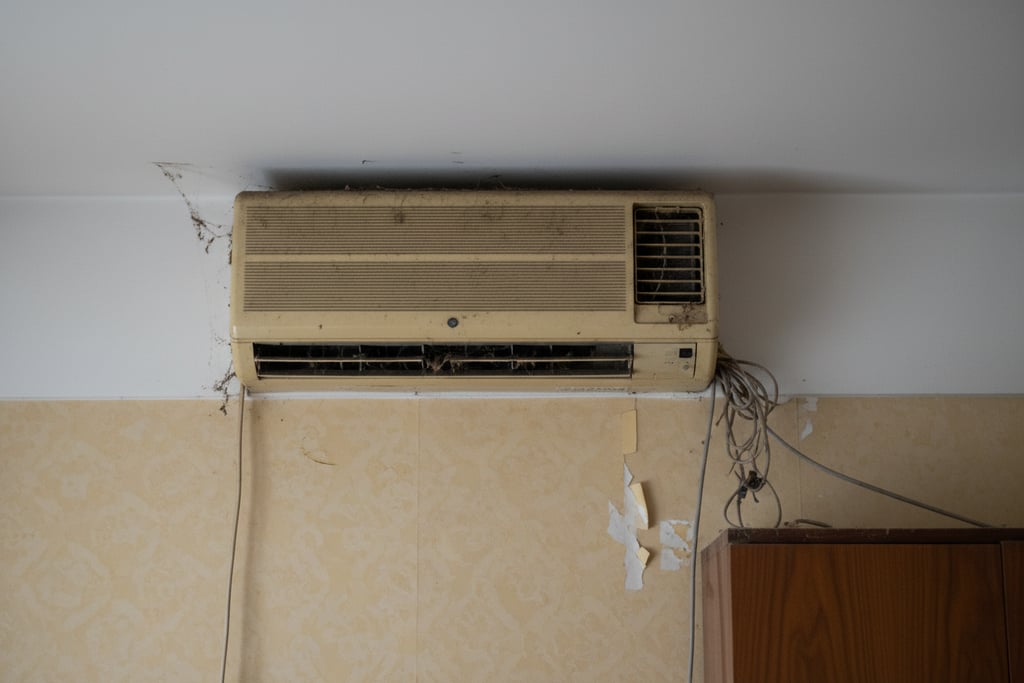 Ancienne unité extérieure de climatisation rouillée sur pavillon à Nîmes avant remplacement